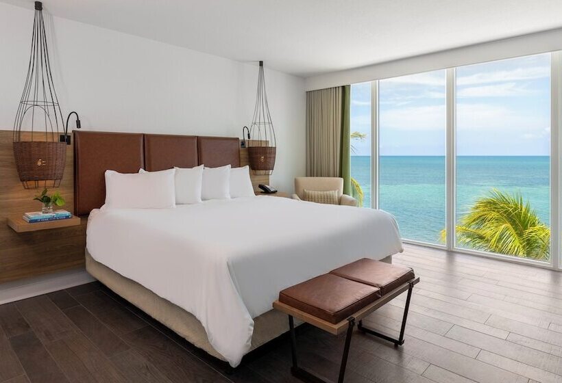 מיטת קינג בסוויטה, Amara Cay Resort