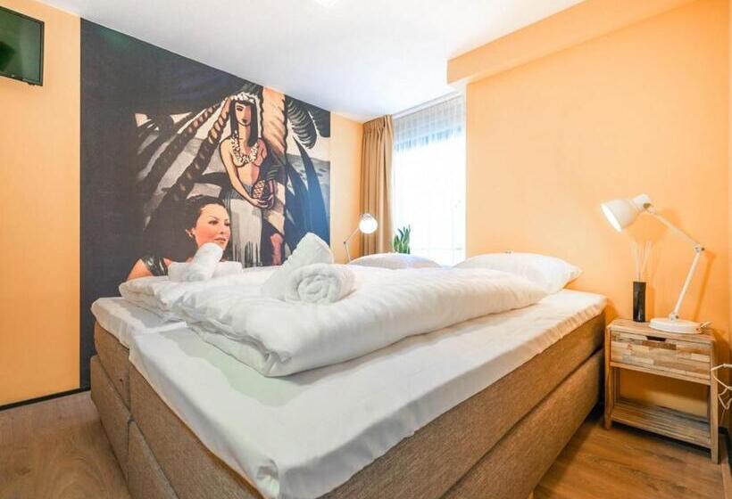 이코노미 룸, Pink Flamingo Boutique Hostel