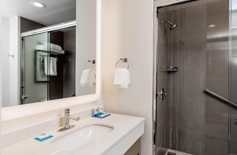 Suite King Size Bed, Hyatt House Nashville Downtown Convention Center