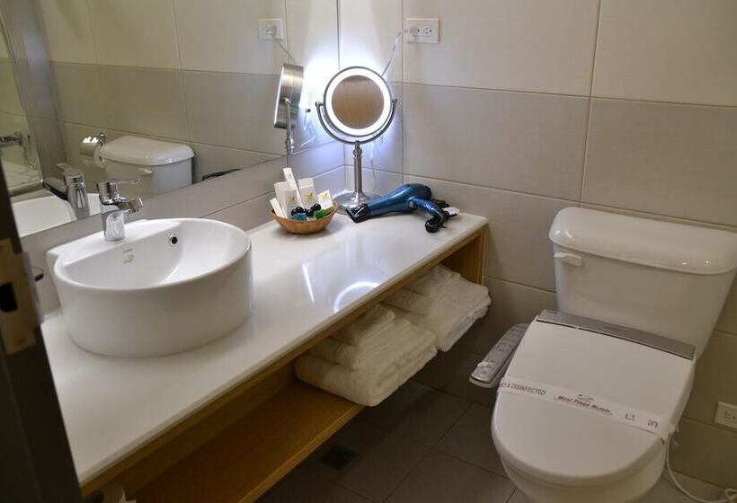 اتاق لوکس با چشم‌انداز دریا, West Plaza Hotel At Lebuu Street
