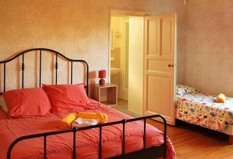 Номер Стандарт Трехместный, Logis De Chenac   Chambres Et Table D Hôtes
