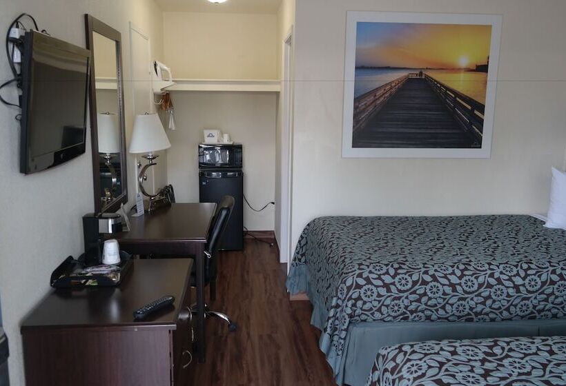 Номер Стандарт 2 Двуспальные Кровати, Days Inn By Wyndham Santa Maria