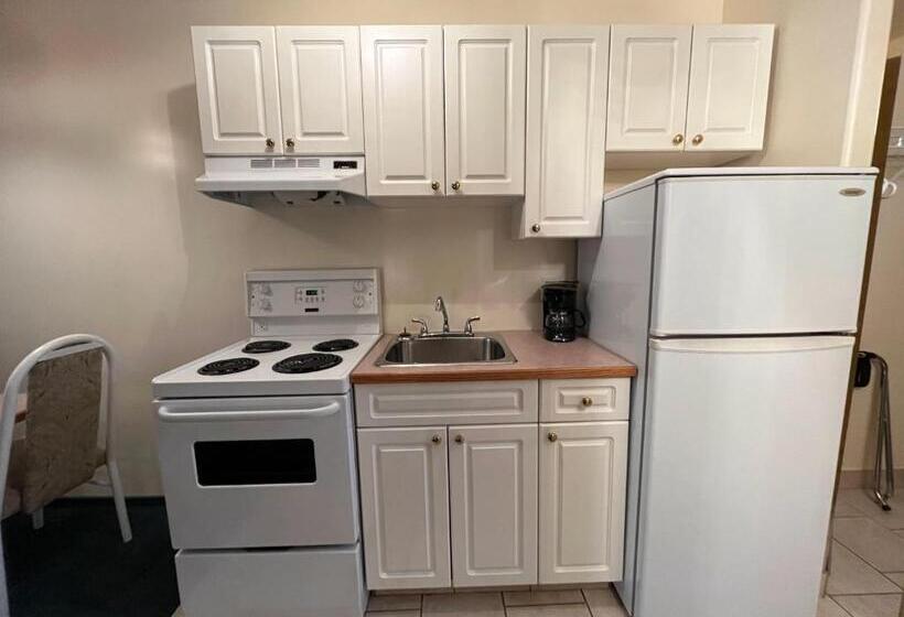 Номер Стандарт с Кухней, Western Budget Motel #3 Whitecourt