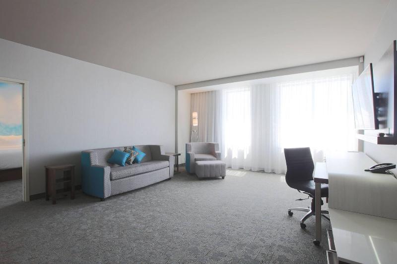 キングサイズベッドのスイートルーム, Courtyard By Marriott Montreal Brossard