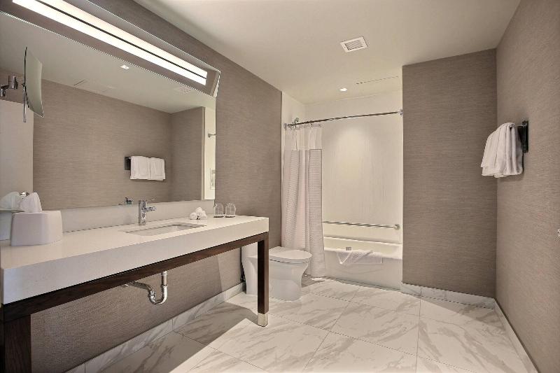 クイーンサイズベッドのエクゼクティブルーム, Courtyard By Marriott Montreal Brossard