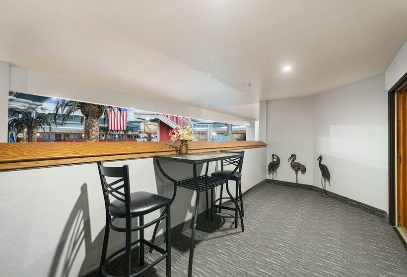 Люкс 2 Спальни, Ramada By Wyndham Sioux Falls Airport   Waterpark Resort & Event Center