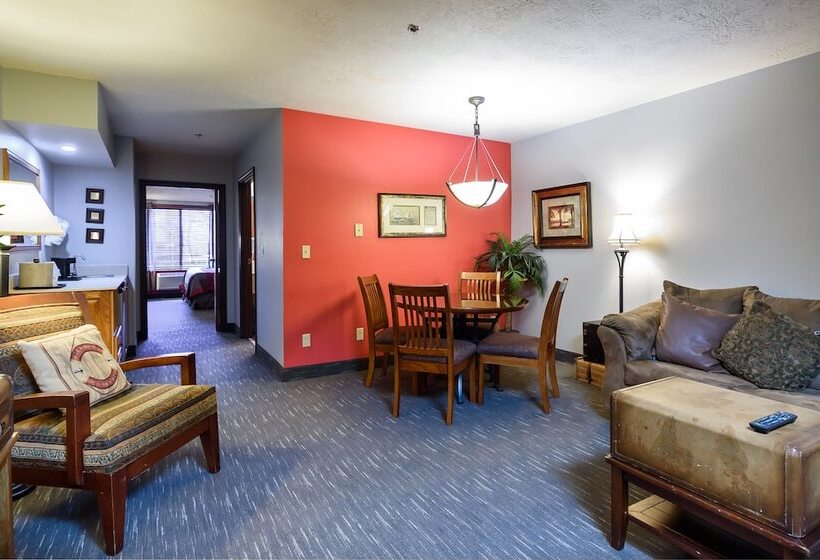 Люкс Кровать Кинг, Ramada By Wyndham Sioux Falls Airport   Waterpark Resort & Event Center