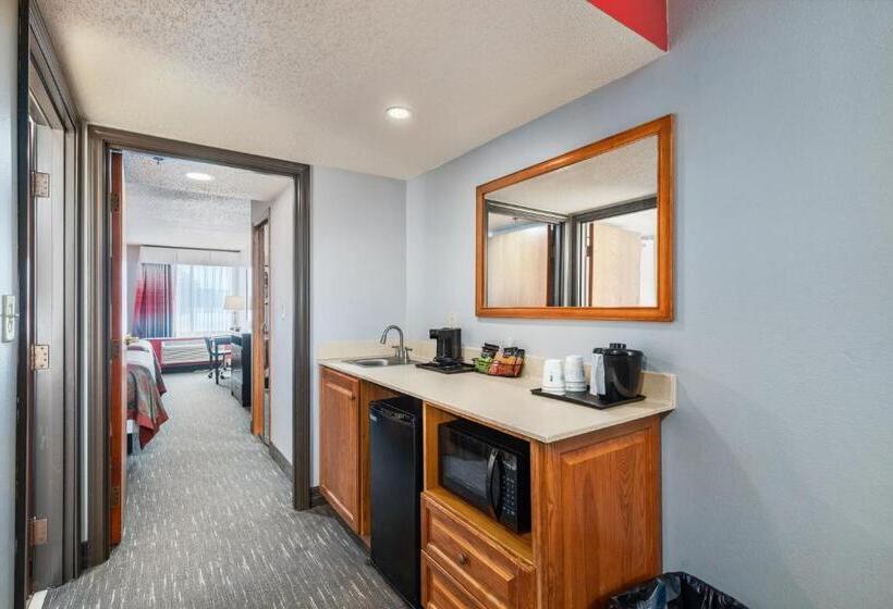 Люкс Вид на Бассейн, Ramada By Wyndham Sioux Falls Airport   Waterpark Resort & Event Center