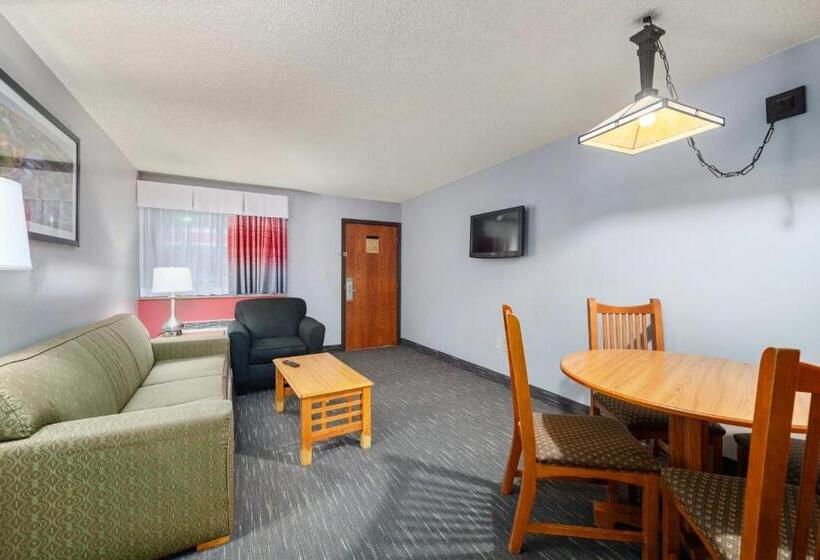 Люкс Вид на Бассейн, Ramada By Wyndham Sioux Falls Airport   Waterpark Resort & Event Center