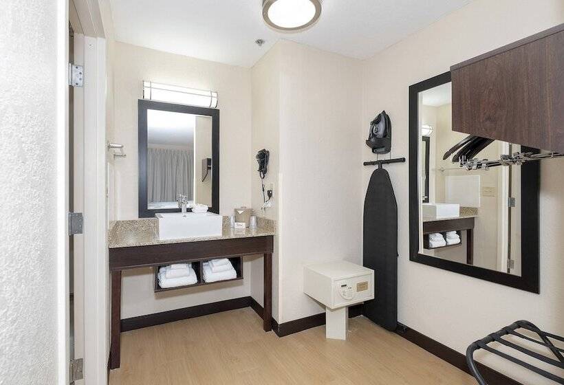 Номер Премиум, Red Roof Inn Plus+ Jacksonville – Southpoint