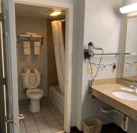 适合残疾人士使用的带超级大床的标准间, Travelodge By Wyndham Pigeon Forge