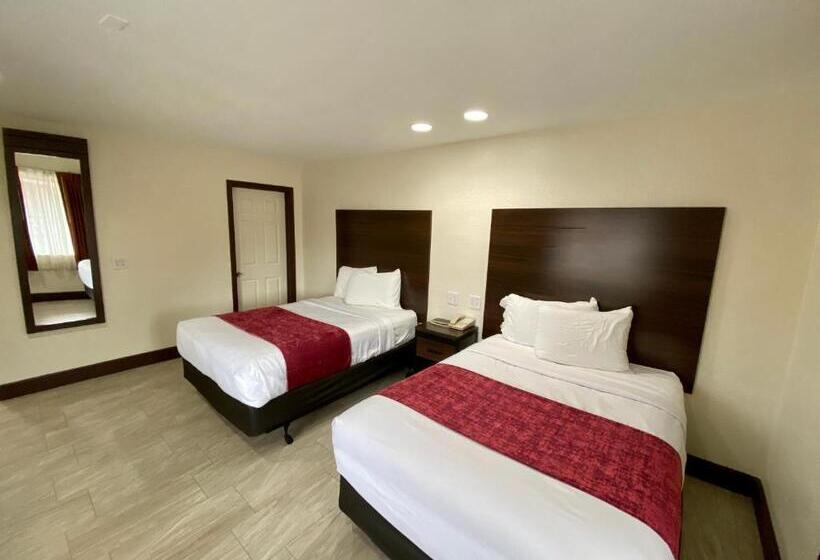 带2个双人床的标准工作室, Roswell Inn