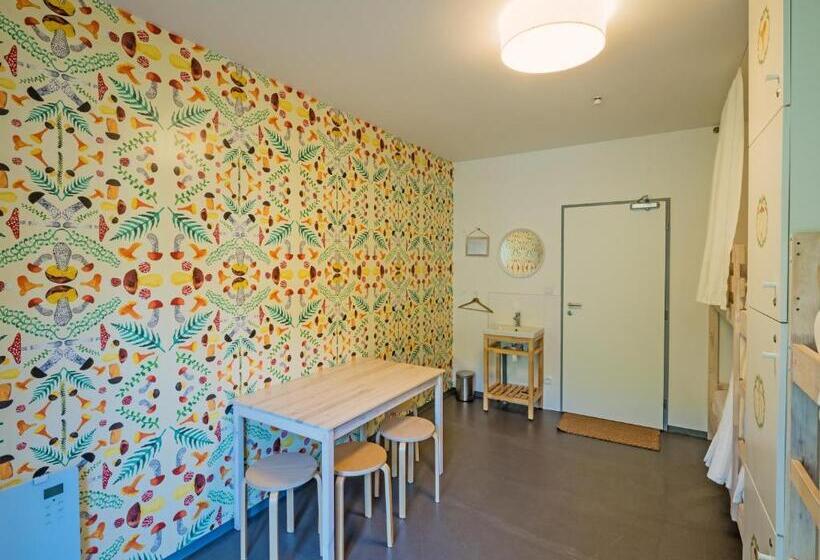 اتاق استاندارد چهارنفره با سرویس بهداشتی مشترک, Hostel Zahrada Mikulov