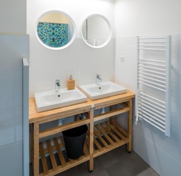 اتاق استاندارد چهارنفره با سرویس بهداشتی مشترک, Hostel Zahrada Mikulov