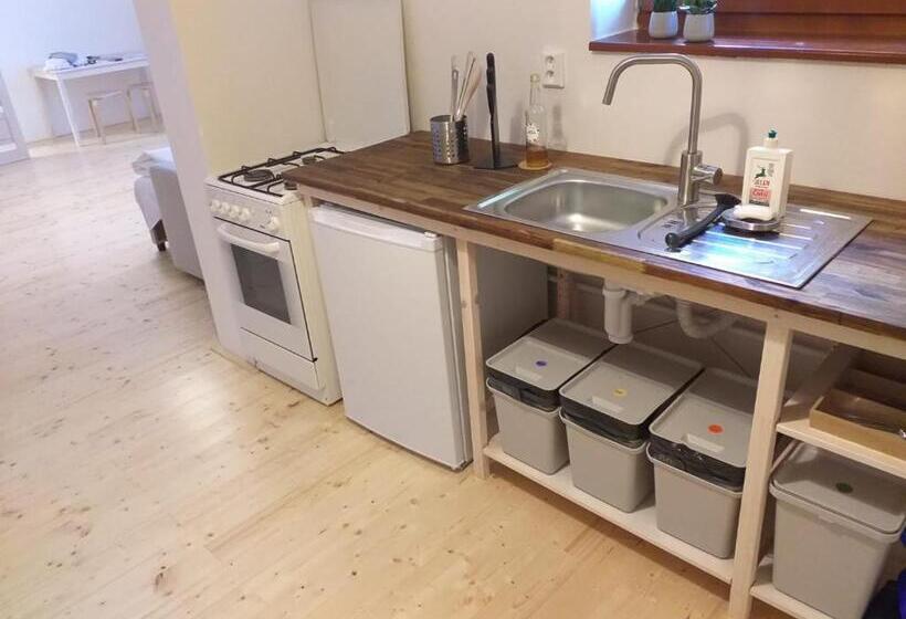 استودیوی استاندارد, Hostel Zahrada Mikulov
