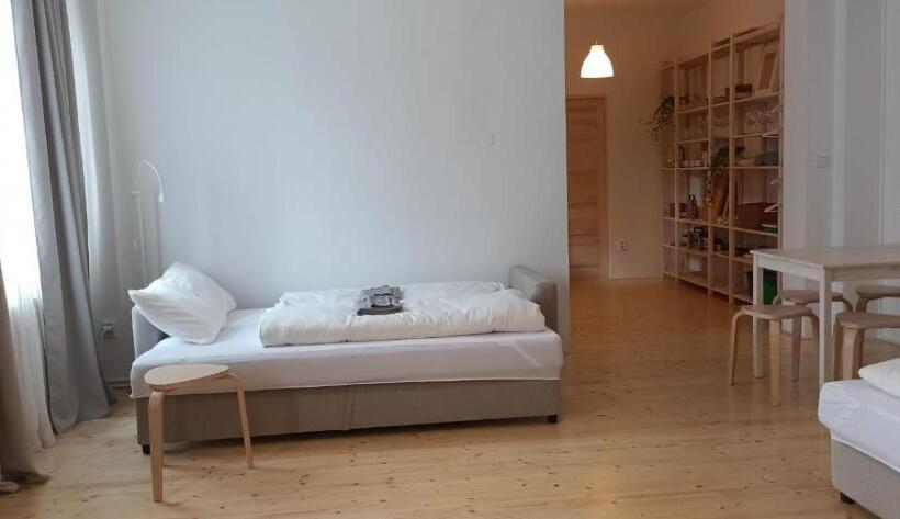 استودیوی استاندارد, Hostel Zahrada Mikulov