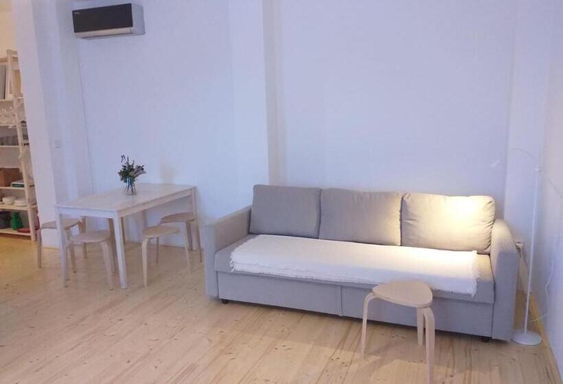 استودیوی استاندارد, Hostel Zahrada Mikulov