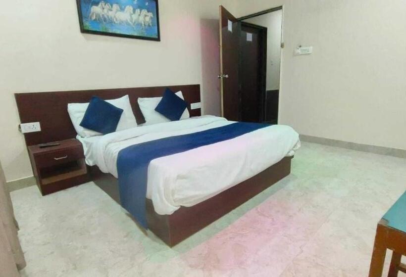 Quarto Triplo Clássico, Kavya Guest House