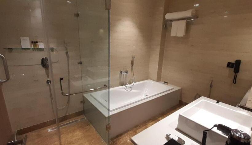 带大床的套房, Ramada By Wyndham Aligarh Gt Road