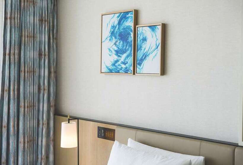 Номер Premium с Балконом, Hilton Garden Inn Phuket, Thailand
