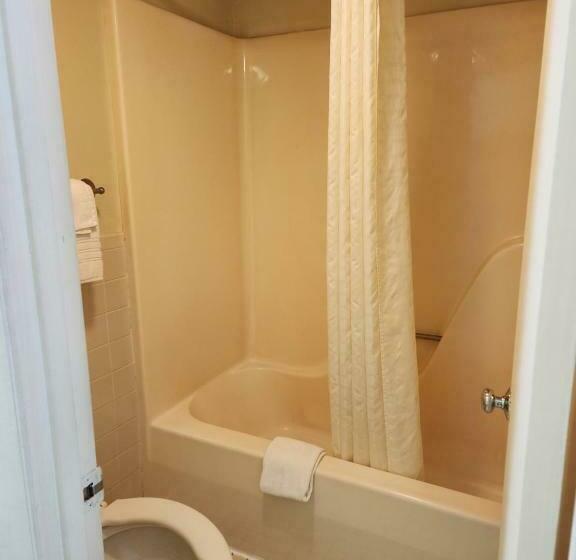 带大床的标准间, Royal Inn Motel Charlottesville