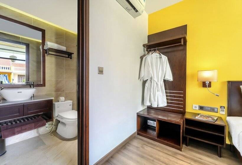اتاق استاندارد با چشم‌انداز استخر, Villa Soleil Hoi An