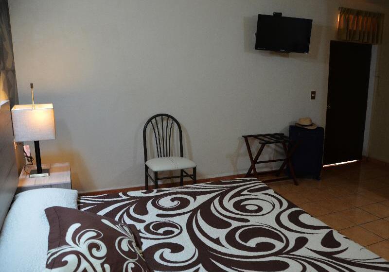 带大床的标准间, Thunderbird Motel Hillsboro