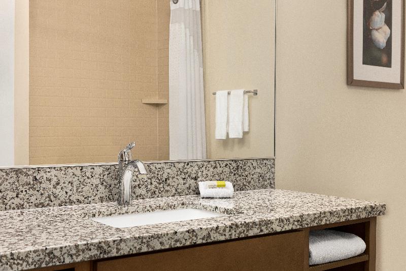带大床的标准工作室, Candlewood Suites   Safety Harbor, An Ihg