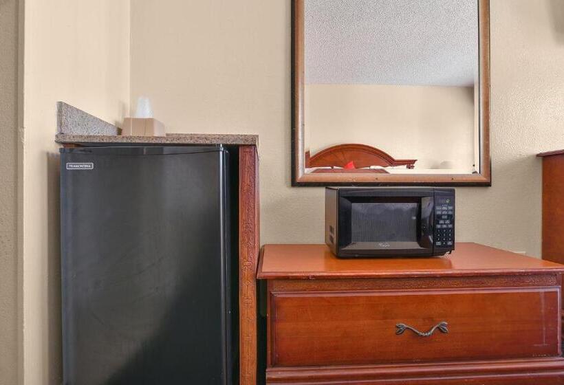带大床的标准间, OYO Hotel San Antonio Lackland near Seaworld