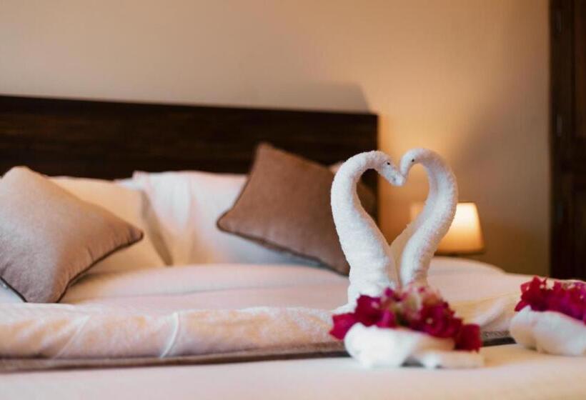 اتاق لوکس با بالکن, Pleasant Hill Resort