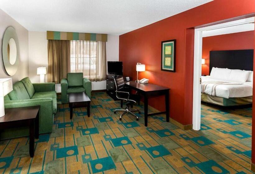 디럭스 스위트 킹 침대, La Quinta By Wyndham Milwaukee Bayshore Area
