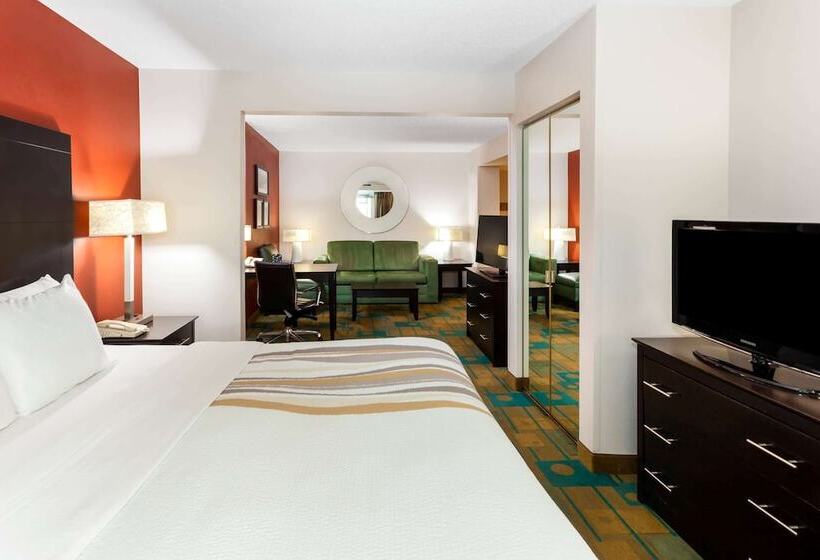 스위트 킹사이즈 침대, La Quinta By Wyndham Milwaukee Bayshore Area