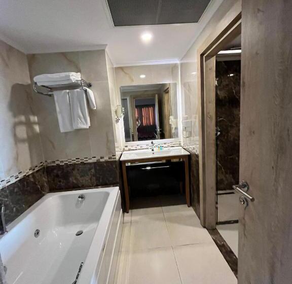 سوئیت با تخت بزرگ, Devrek Otel