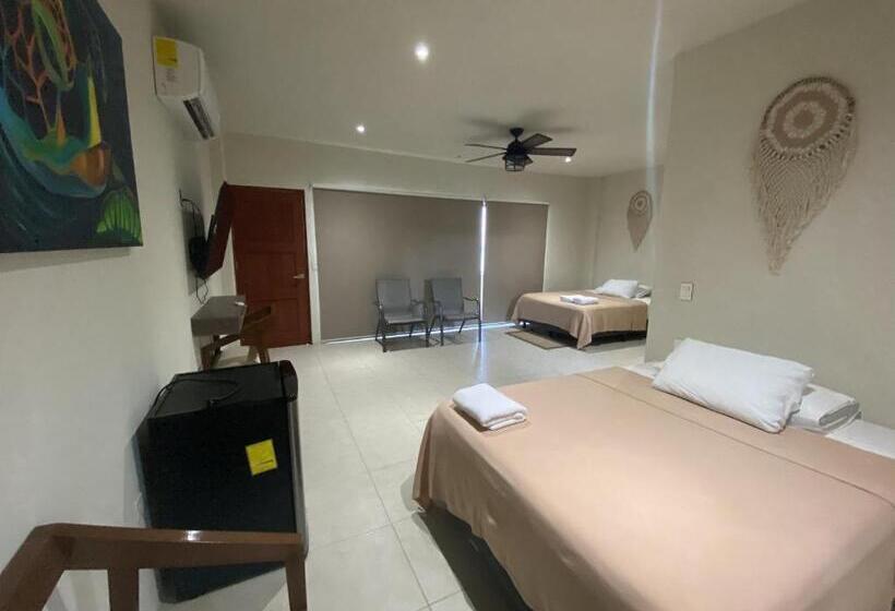 غرفة قياسية رباعية مطلة على البحر, Cuxos Hotel Beachfront