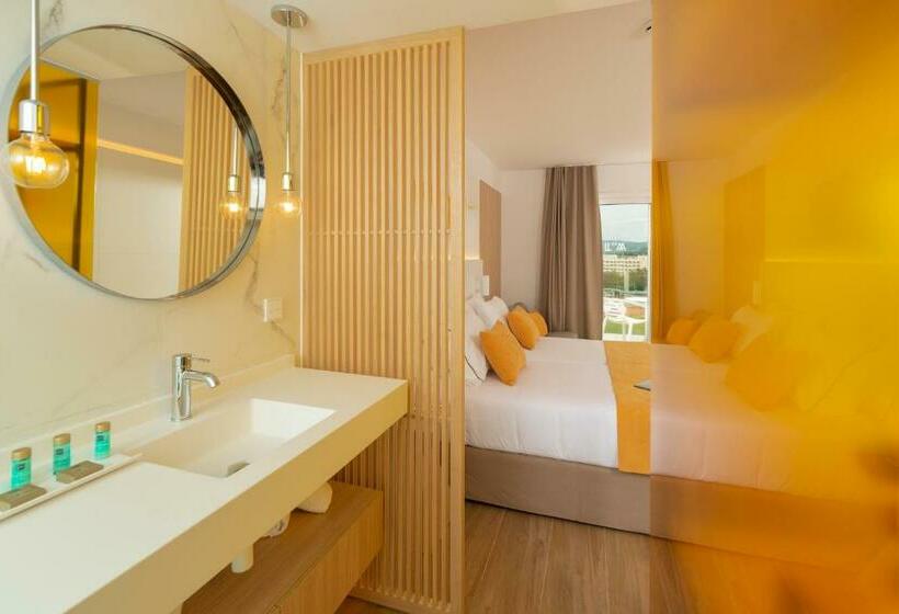 חדר סטנדרט לשלושה עם נוף לבריכה, L'Azure Hotel 4* Sup