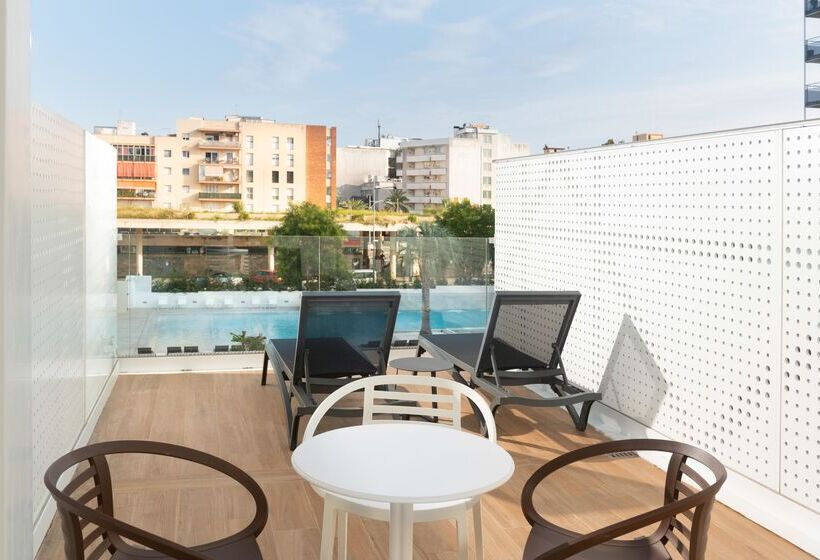 חדר משפחתי נוף לבריכה, L'Azure Hotel 4* Sup