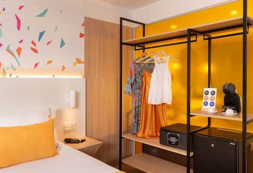 חדר משפחתי נוף לבריכה, L'Azure Hotel 4* Sup