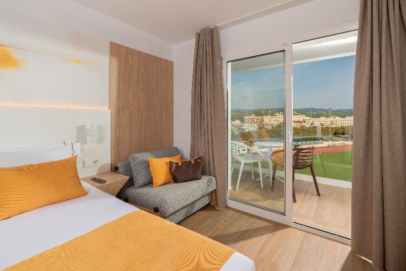 חדר סטנדרט לשלושה, L'Azure Hotel 4* Sup