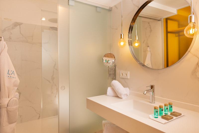 חדר סופריור נוף לבריכה, L'Azure Hotel 4* Sup