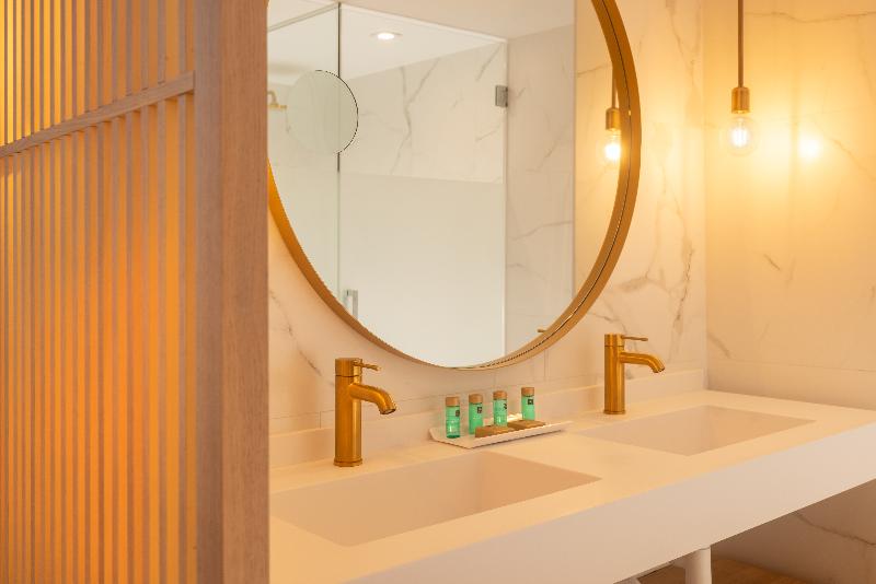 חדר דלוקס נוף בריכה, L'Azure Hotel 4* Sup