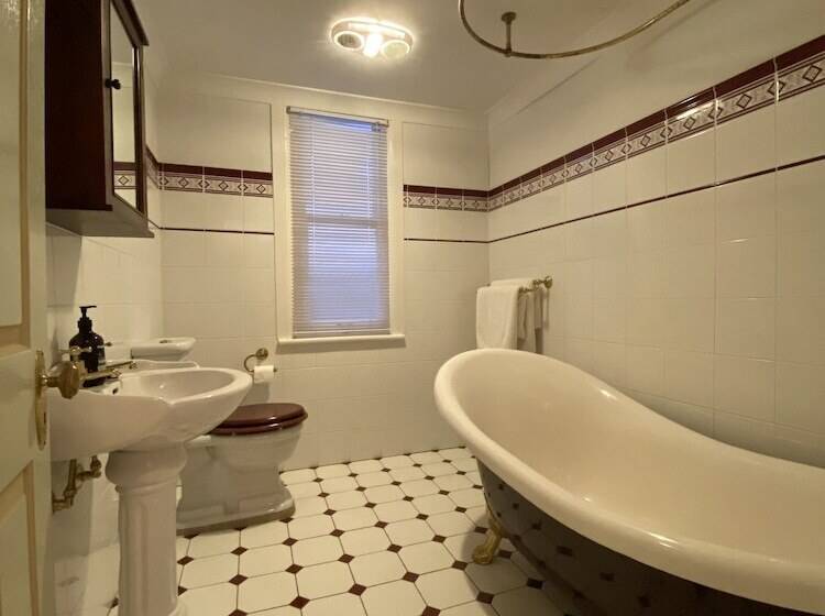 Номер Стандарт, Blayney House