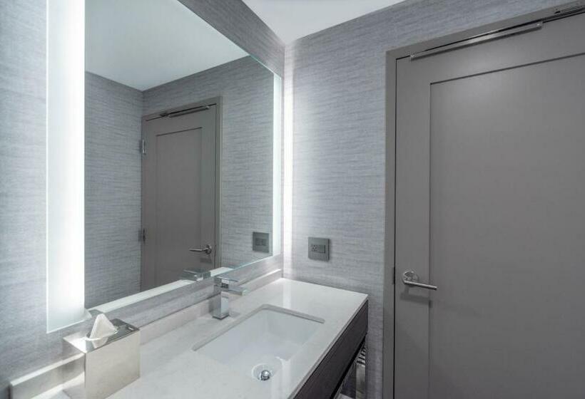 اتاق استاندارد با تخت بزرگ, Holiday Inn Express   Boston Logan Airport   Revere, An Ihg
