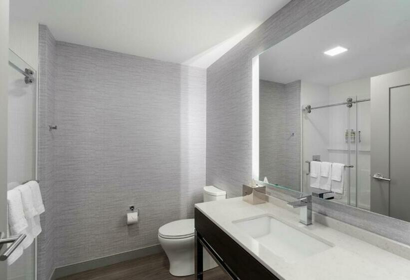 带大床的标准间, Holiday Inn Express   Boston Logan Airport   Revere, An Ihg