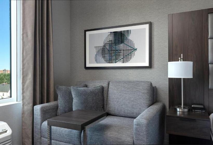 اتاق استاندارد با تخت بزرگ برای معلولان, Holiday Inn Express   Boston Logan Airport   Revere, An Ihg