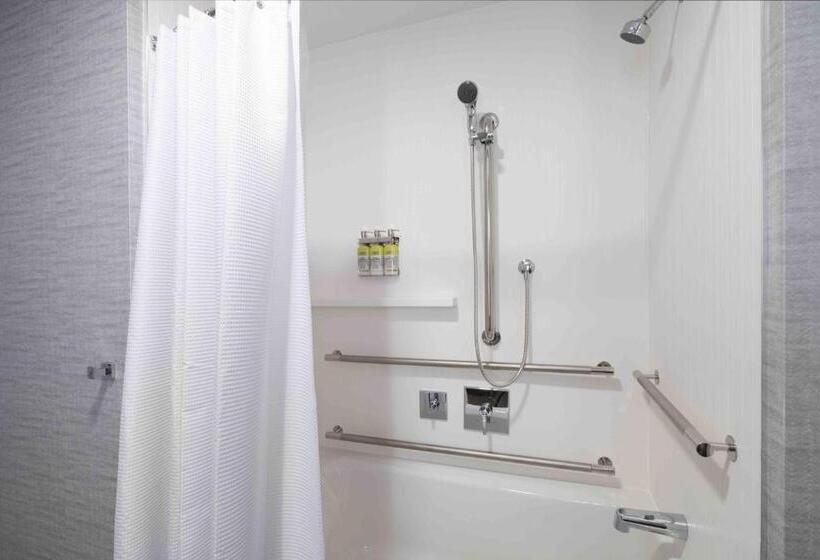 اتاق استاندارد با تخت بزرگ برای معلولان, Holiday Inn Express   Boston Logan Airport   Revere, An Ihg