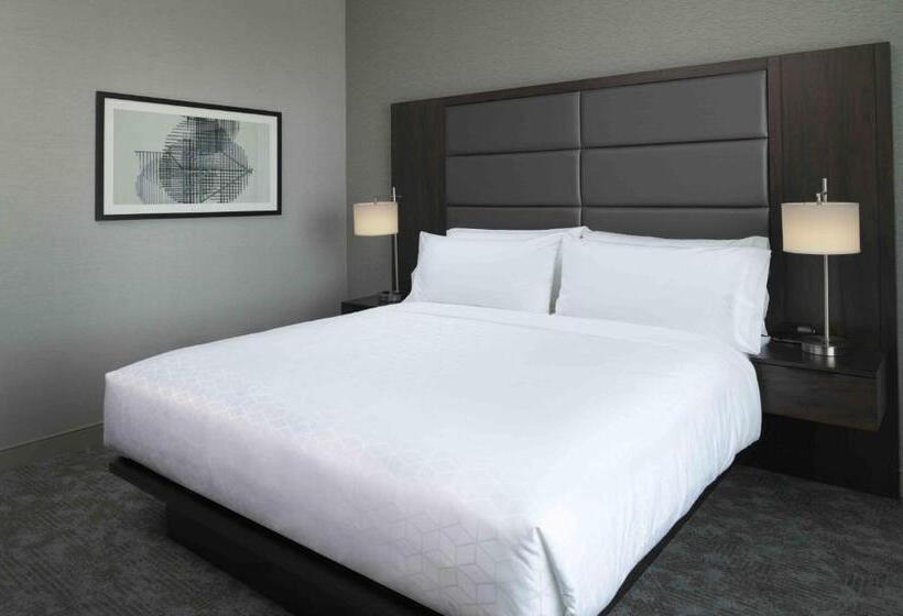 اتاق استاندارد با تخت بزرگ برای معلولان, Holiday Inn Express   Boston Logan Airport   Revere, An Ihg