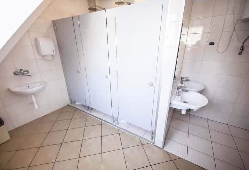 اتاق خانوادگی با سرویس بهداشتی مشترک, Bi Pi Hostel