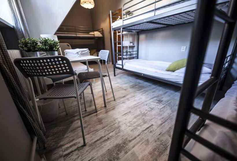 اتاق خانوادگی با سرویس بهداشتی مشترک, Bi Pi Hostel