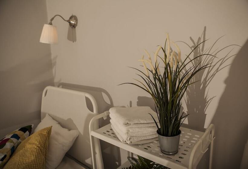 اتاق استاندارد یک تخته با سرویس بهداشتی مشترک, Bi Pi Hostel