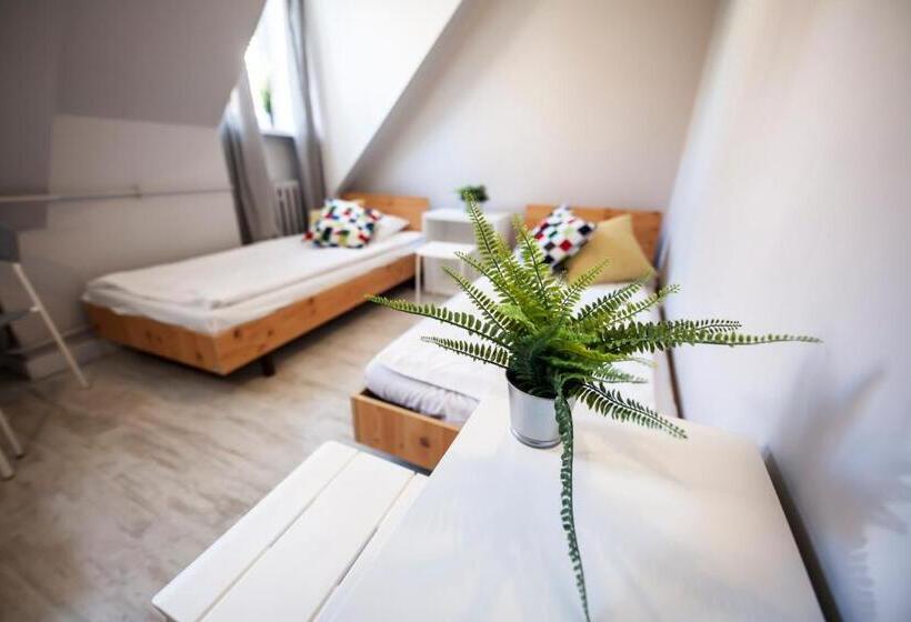 اتاق استاندارد با سرویس بهداشتی مشترک, Bi Pi Hostel